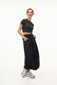 Leon Cropped Tee in Charcoal