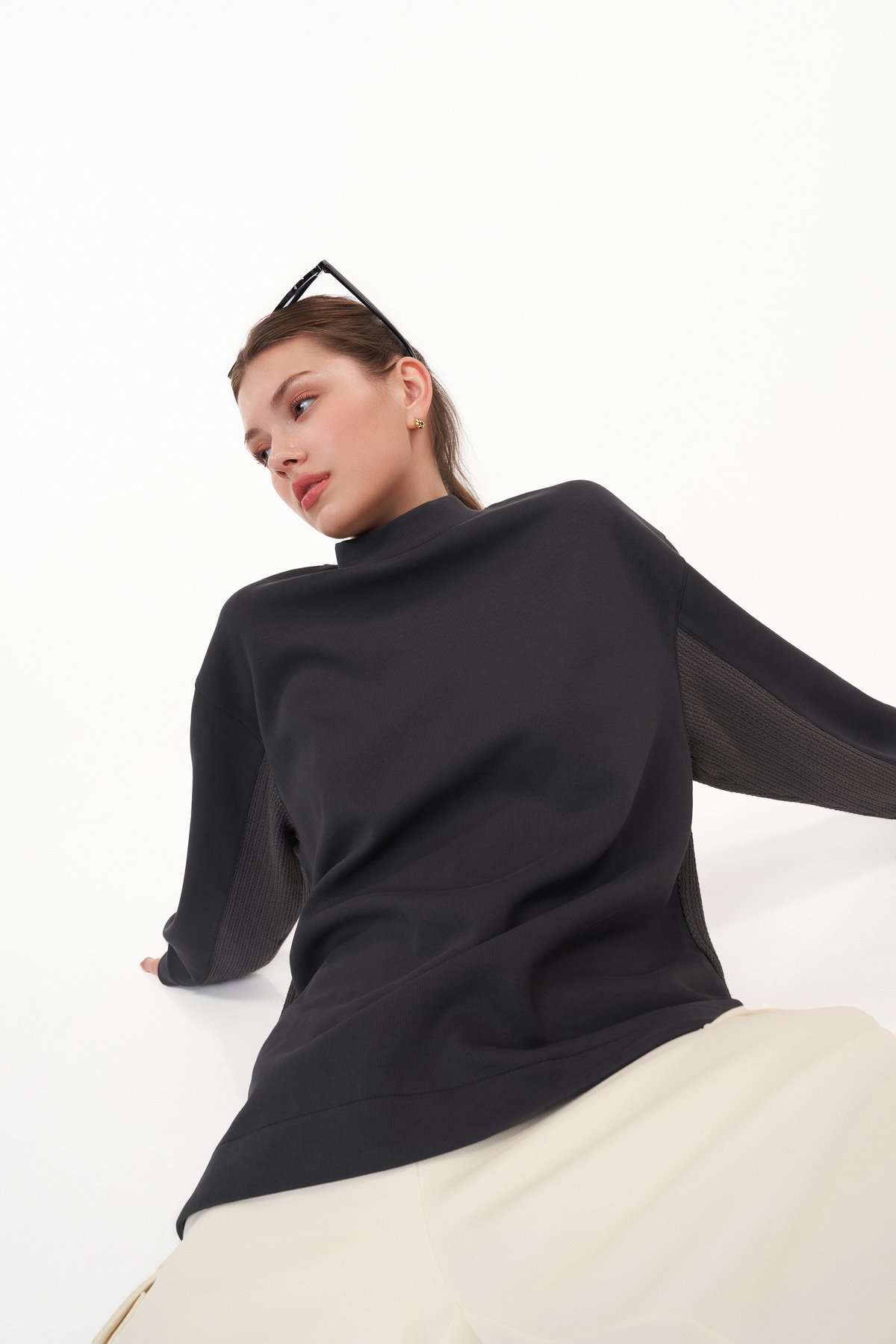 Jackie Contrast Textured Pullover in Charcoal