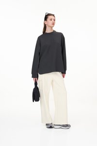 Jackie Contrast Textured Pullover in Charcoal