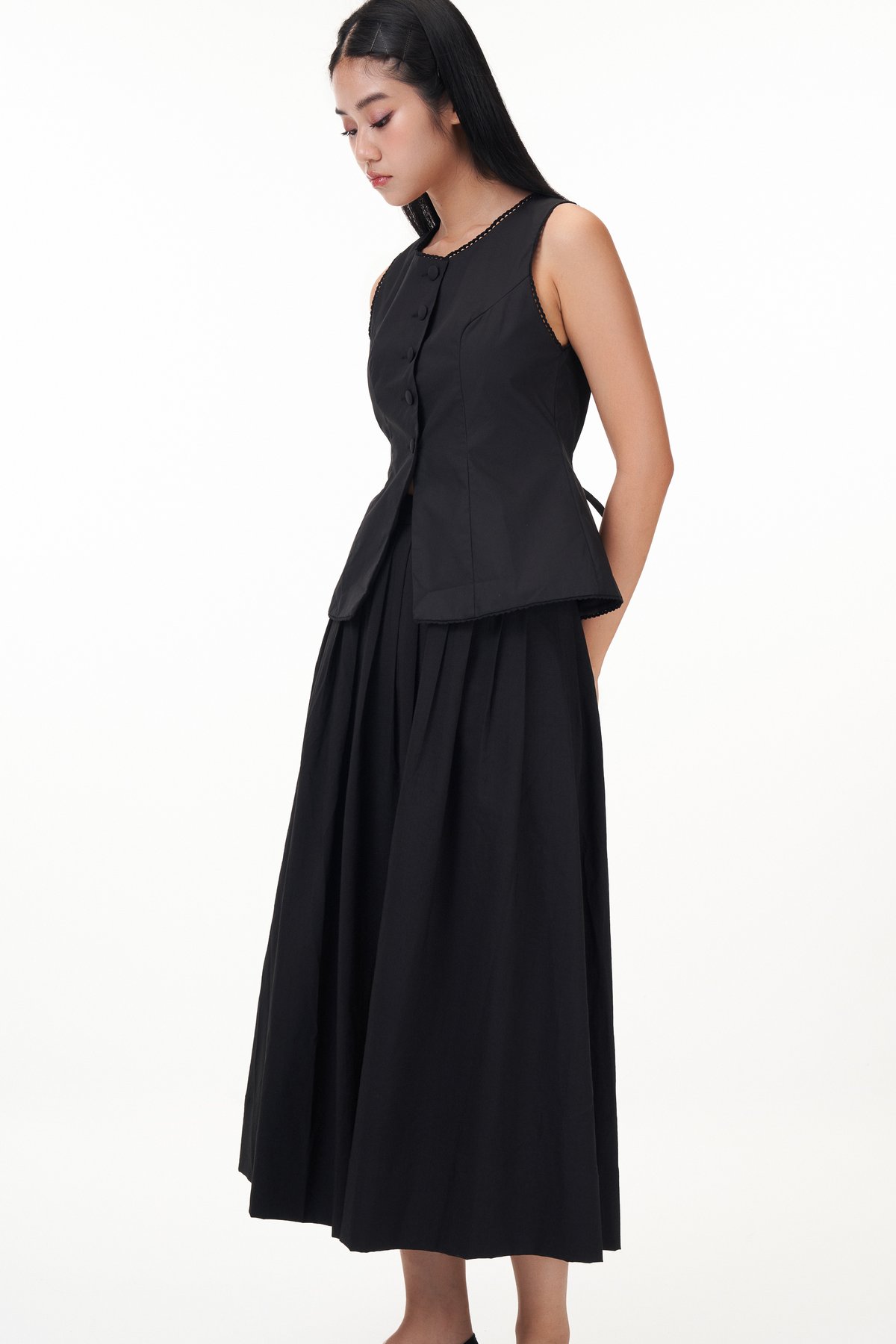 Nicole Pleated Midi Skirt in Black