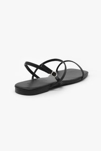 Poelin Square Flats Sandals (1cm)