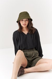 Frankie Linen Shorts in Olive