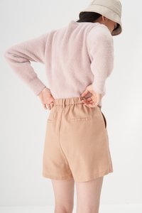 Collin Linen Shorts in Latte
